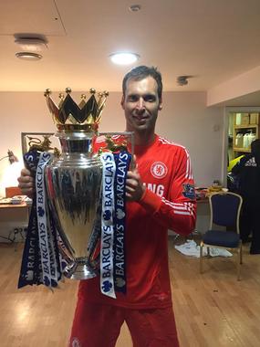 Petr Čech se chlubil s trofejí na twitteru.