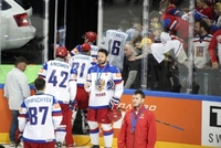 Hokejisté Ruska po prohraném finále MS odchází do kabiny.