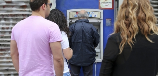 Řekové pátrají po funkčních bankomatech.
