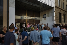 V Řecku se tvoří velké fronty před bankomaty.