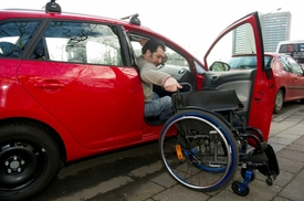 Handicapovaní mají obavy, že pokud nastoupí do zaměstnání, přijdou o invalidní důchod (ilustrační foto).