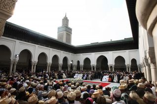 Věřící ve Velké pařížské mešitě.
