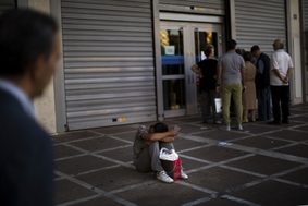 Překvapení lidé před zavřenou bankou v Řecku.