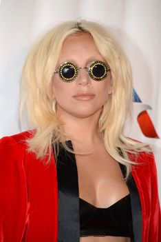 Lady Gaga a její výrazné sluneční brýle z kovu.