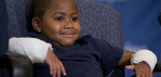 Osmiletý Zion Harvey podstoupil desetihodinovou a velmi komplikovanou operaci.