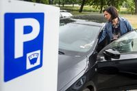 Další pražské části se od jara 2016 dočkají parkovacích zón (ilustrační foto).