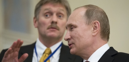 Vladimir Putin (vpravo) se svým mluvčím Dmitrijem Peskovem.
