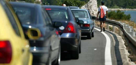 Poslední prázdninový víkend hrozí na silnicích hustý provoz (ilustrační foto).