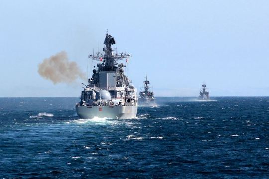 Manévry ruských lodí na Baltu (2015).
