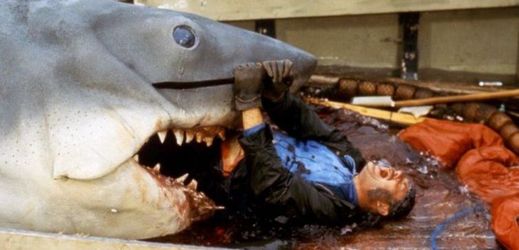 Steven Spilber se při natáčení bál, že mechanický žralok vypadá příliš gumově.