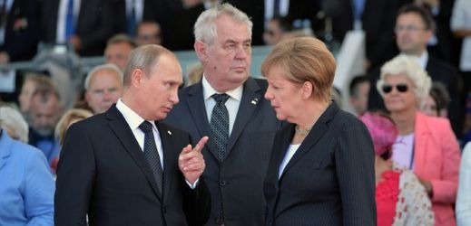 Vladimir Putin (vlevo), Miloš Zeman (uprostřed) a Angela Merkelová.