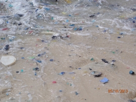 Plastové odpadky v Indickém oceánu. Tady by vás asi přešla chuť na koupel.