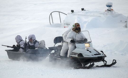 Rusové zvyšují svou vojenskou přítomnost v Arktidě.