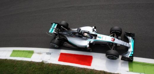 Lewis Hamilton na trati při páteční kvalifikaci.
