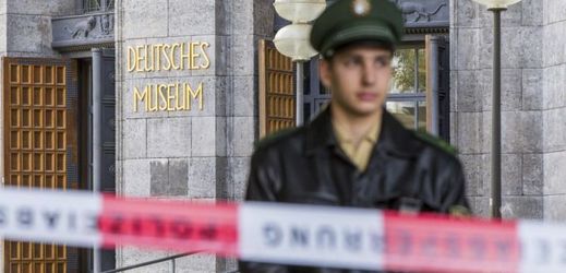 Policista hlídá vchod do mnichovského muzea, kde byla nalezena bomba z druhé světové války.
