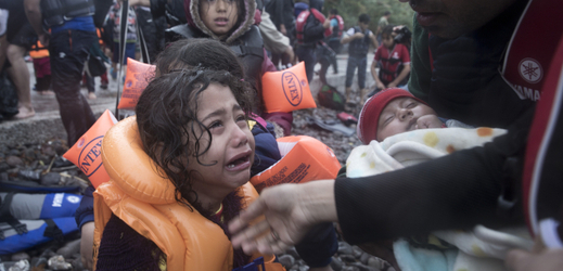 Malá dívka pláče potom, co s rodiči dorazili na břehy Řecka (ilustrační foto).