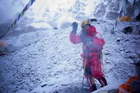 Horolezec Kuriki při výstupu na Mt. Everest.