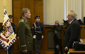 Náčelník generálního štábu Josef Bečvář (vlevo) a prezident Miloš Zeman (vpravo) se 24. listopadu v Praze zúčastnili velitelského shromáždění Armády ČR.