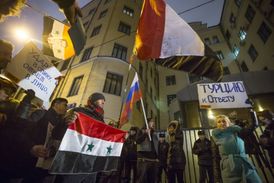 Protesty před tureckým velvyslanectvím v Moskvě.