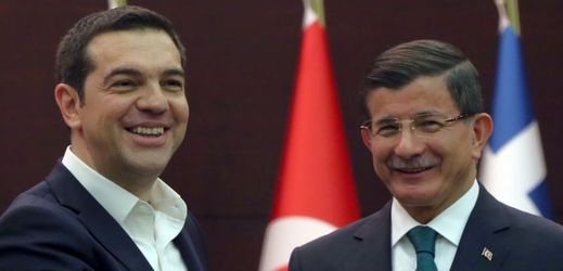 Řecký premiér Alexis Tsipras (vlevo) a jeho turecký protějšek Ahmet Davutoglu.