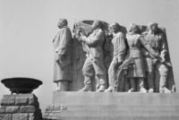 Pohled na pomník J.V.Stalina, který byl odhalen na pražské Letné roku 1955 pod heslem „Svému osvoboditeli – československý lid“. Jeho autorem je Otakar Švec. Zbourán byl v listopadu roku 1962 a vysloužil si též posměšné jméno Fronta na maso.