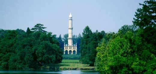 Mezi nejznámější historické vyhlídkové věže patří Minaret u Lednice.