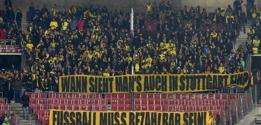 Fanoušci Dortmundu ve Stuttgartu. 