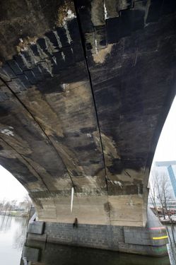 Vedení města roky plánuje opravu Libeňského mostu, která by podle kritiků z řad laiků i architektů znamenala jeho demolici.