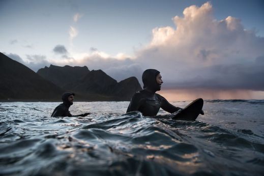 Dokument ukazuje surfaře na Srí Lance, Bali, ve Francii i Norsku.
