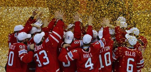 Hokejisté Kanady při vítězném ceremoniálu po zisku titulu mistrů světa