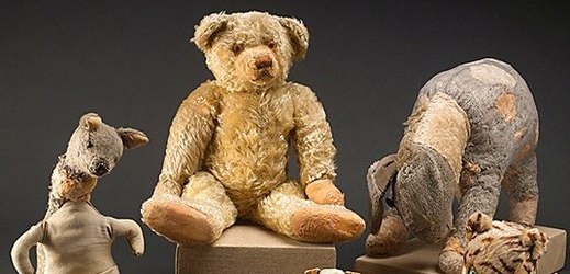 Originální hračky Christophera Robina Milneho, které se staly inspirací jeho otci spisovateli A. A. Milnemu k napsání knihy o chlapci Krištůfkovi Robinovi a medvědovi Pú.