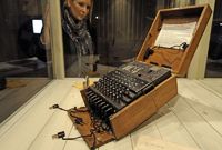 Jiný hojně využívaný šifrovací stroj Enigma.