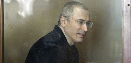 Hlavním vlastníkem Jukosu byl ruský oligarcha a oponent Kremlu Michail Chodorkovskij. Ten býval nejbohatším člověkem v Rusku, v roce 2003 byl však zatčen a o dva roky později odsouzen ke čtrnáctiletému vězení za daňové úniky a zpronevěru.