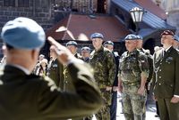 Čeští vojáci na setkání na nádvoří českokrumlovského zámku. 