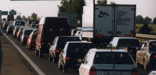 Intenzita provozu na českých silnicích roste, kolony se stávají pravidlem (ilustrační foto).