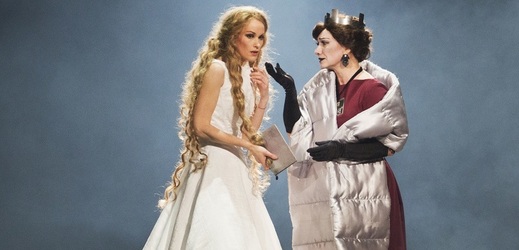Zleva Vanda Šípová jako Ofélie a Barbora Polášková jako Královna Gertruda při generální zkoušce opery Hamlet.