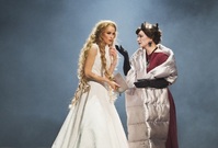 Zleva Vanda Šípová jako Ofélie a Barbora Polášková jako Královna Gertruda při generální zkoušce opery Hamlet.