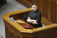 Nadija Savčenková před soudem. 