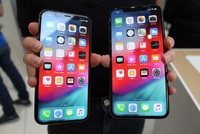 iPhone XS (vlevo) a iPhone XS MAX.