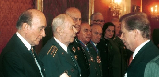Václav Havel předává vyznamenání Miloši Knorrovi (vlevo). 