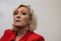 Straně Marine Le Penové by dalo hlas více lidí než Macronovi.