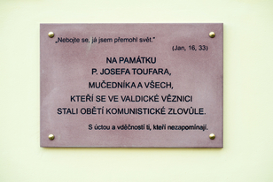 Pamětní deska, která visí na zdi věznice ve Valdicích.