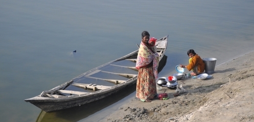 Lidé u řeky Gangy (ilustrační foto).