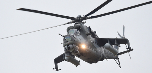 Na snímku je zachycen přelet vrtulníku Mi- 24 při vzpomínkové akci k výročí ukončení 2. světové války v Darkovičkách na Opavsku.