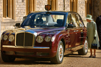 Britská královna Alžběta II. si prohlíží novou limuzínu značky Bentley.