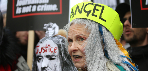 Vivienne Westwoodová na demonstraci proti vydání Assange do USA.