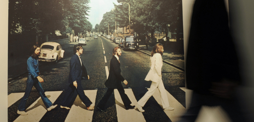 Fotografie z desky Abbey Road v muzeu kapely Beatles.