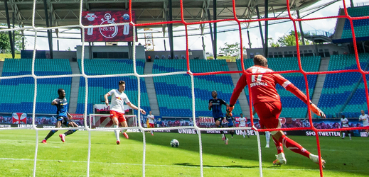 Patrik Schick dává gól v utkání proti Mohuči.