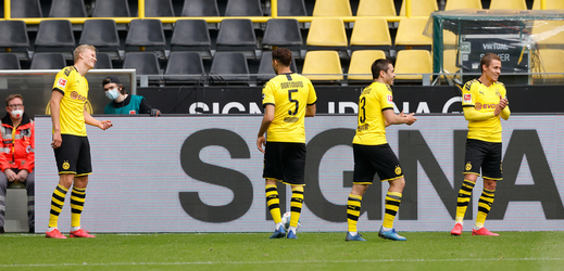 Hráči Dortmundu se radují z gólu ostrostřelce Haalanda.