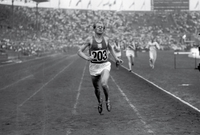 Emil Zátopek si běží pro vítězství.